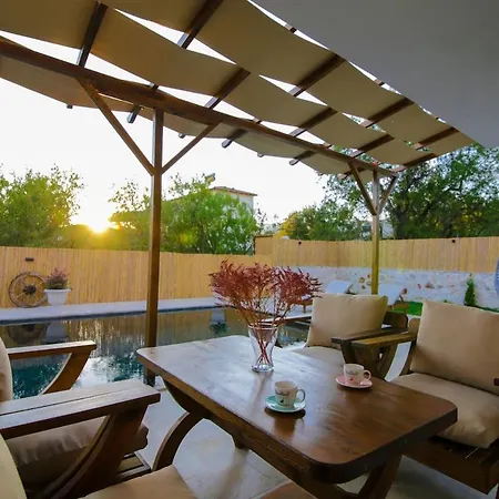 ヴィラ Comfortable 3-bedroom With Pool And Garden