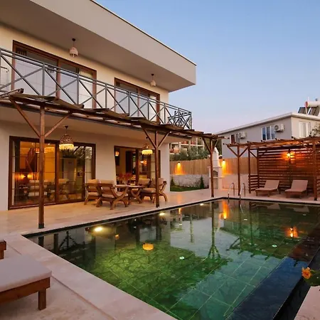 ヴィラ Comfortable 3-bedroom With Pool And Garden